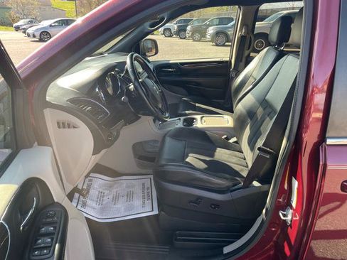 Used 2019 Dodge Grand Caravan SXT image 16