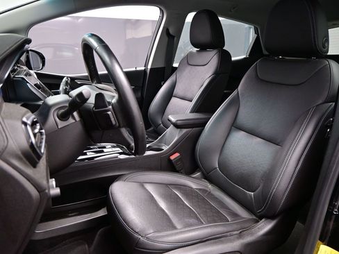 Used 2022 Chevrolet Bolt LT w/ Infotainment Package image 8