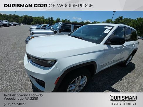 Used 2023 Jeep Grand Cherokee Laredo AWD/4WD image 1
