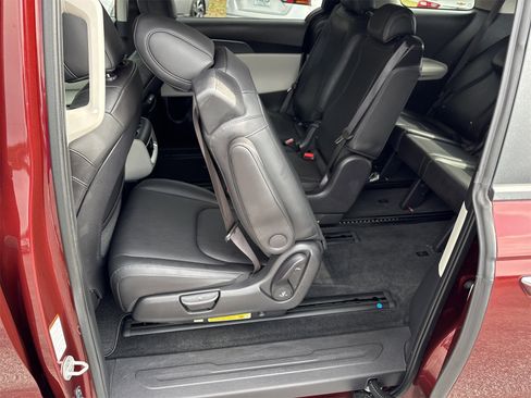 Used 2024 Kia Carnival LX image 11