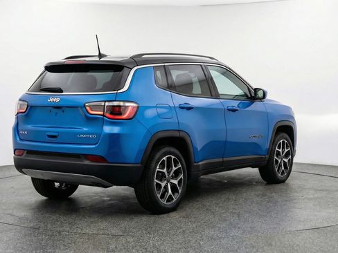 Used 2025 Jeep Compass Limited AWD/4WD image 9