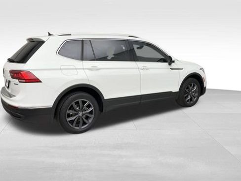 Used 2022 Volkswagen Tiguan SE image 2