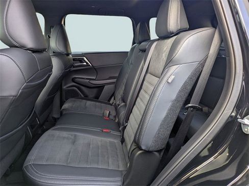 Used 2024 Mitsubishi Outlander SE Black Edition image 14