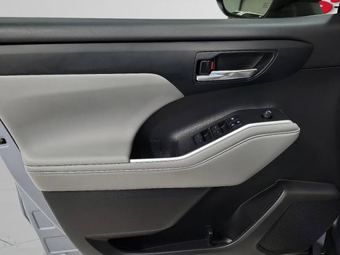 Used 2022 Toyota Highlander XLE image 13