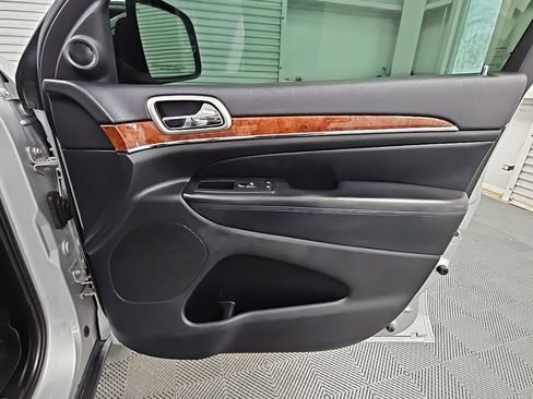 Used 2011 Jeep Grand Cherokee Limited w/ Luxury Group II image 39