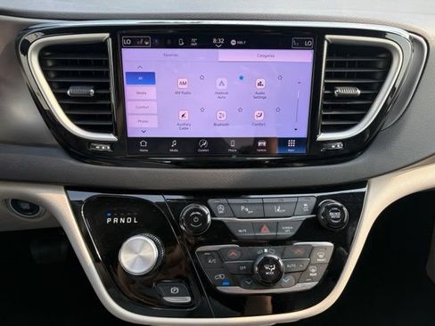 Used 2024 Chrysler Pacifica Touring-L FWD image 31