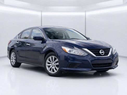 Used 2016 Nissan Altima 2.5 S w/ Power Driver Seat Package FWD image 2