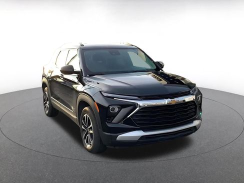 Used 2025 Chevrolet TrailBlazer LT image 3