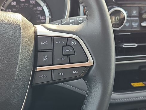 Used 2025 Toyota Highlander XLE FWD image 20