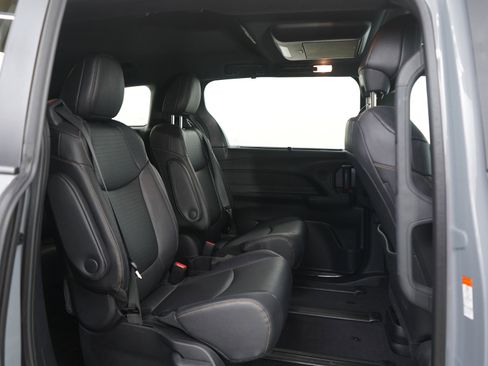 Used 2025 Toyota Sienna XLE Woodland Edition image 12