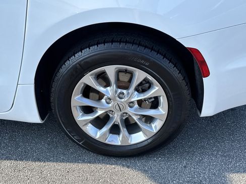 Used 2022 Chrysler Pacifica Touring-L image 13