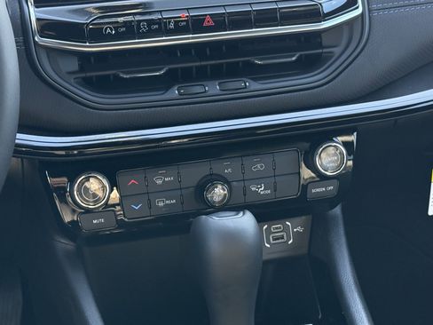 New 2026 Jeep Compass Latitude image 14