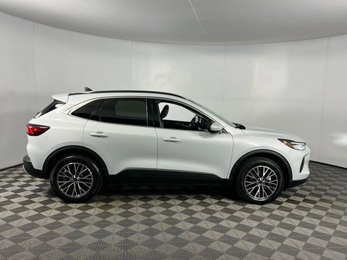 Used 2025 Ford Escape SE image 6