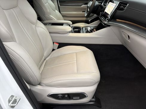 Used 2024 Jeep Wagoneer Series II w/ Flexible Seating Group image 14