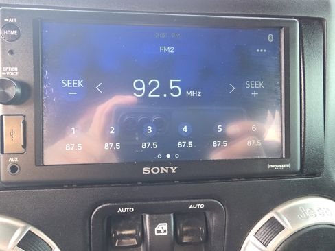 Used 2017 Jeep Wrangler Sahara w/ Connectivity Group image 21