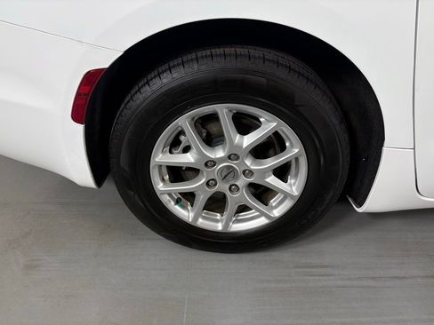 Used 2022 Chrysler Pacifica Touring-L image 13