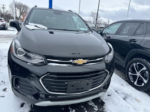 Used 2022 Chevrolet Trax LT w/ LT Convenience Package image 2