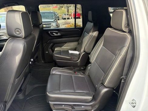 Used 2024 GMC Yukon XL SLT w/ SLT Luxury Package image 13
