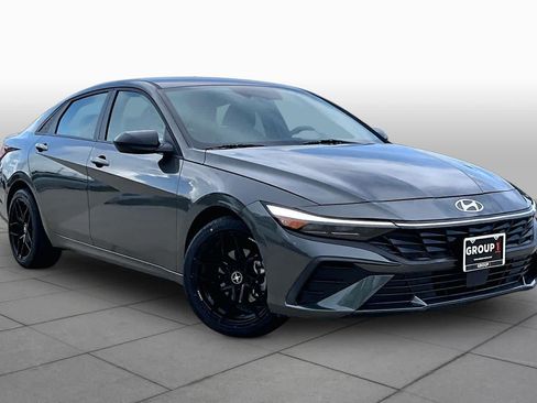 Used 2025 Hyundai Elantra Sport FWD image 3
