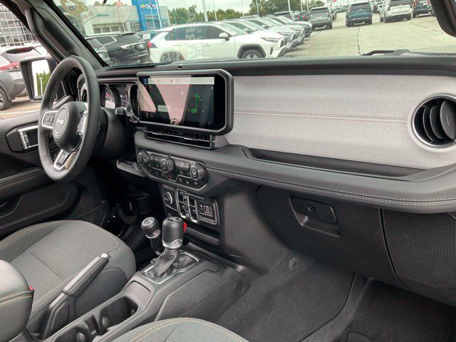 Used 2025 Jeep Wrangler Unlimited Sahara w/ Safety Group AWD/4WD image 18