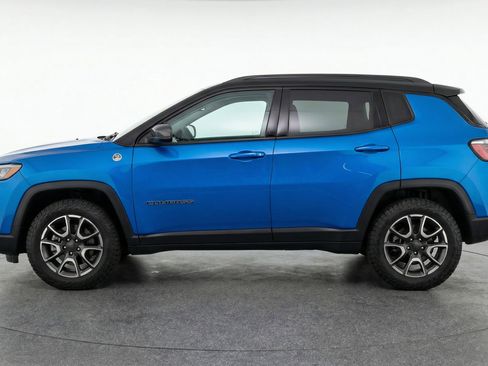Used 2025 Jeep Compass Trailhawk AWD/4WD image 5