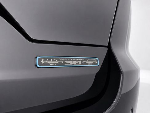 Used 2023 Jeep Grand Cherokee 30th Anniversary AWD/4WD image 13