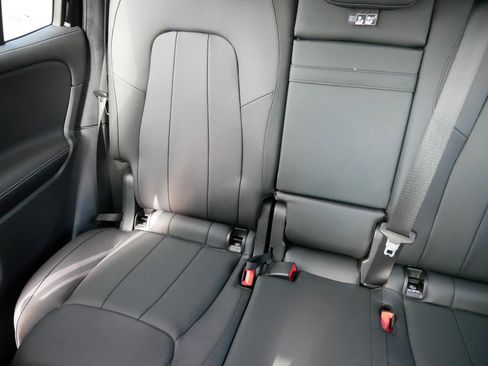 Used 2025 Mercedes-Benz GLB 250 4MATIC image 12