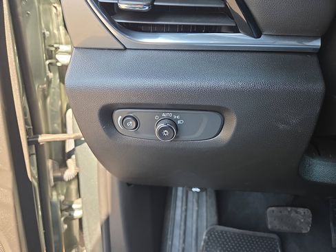 Used 2023 Chevrolet Traverse LT image 32