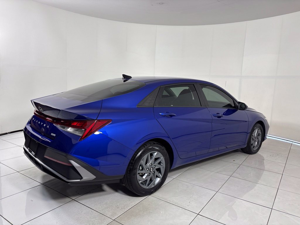 Certified 2025 Hyundai Elantra Hybrid FWD image 5