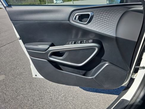 Used 2023 Kia Soul LX image 26