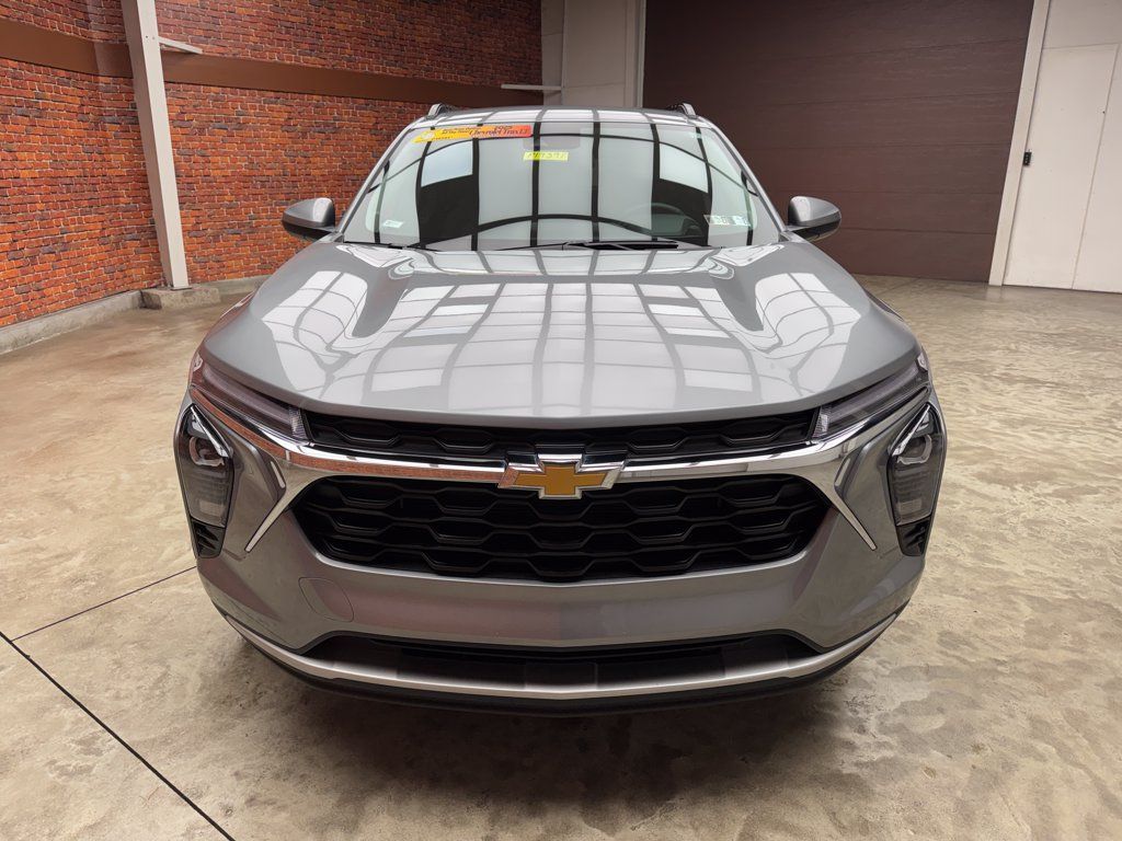 Used 2025 Chevrolet Trax LT w/ Driver Confidence Package FWD image 6