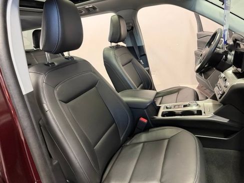 Used 2022 Ford Explorer XLT w/ Equipment Group 202A AWD/4WD image 26