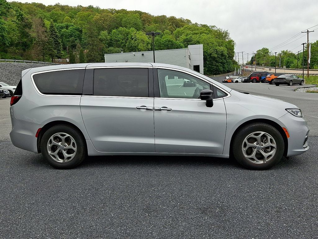 Used 2024 Chrysler Pacifica Limited FWD image 11
