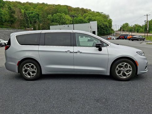 Used 2024 Chrysler Pacifica Limited FWD image 11
