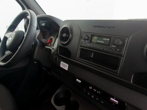 Used 2025 Mercedes-Benz Sprinter 2500 image 32