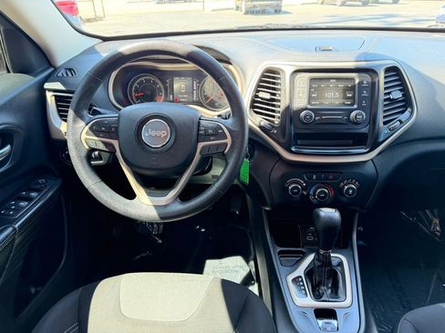Used 2014 Jeep Cherokee Sport FWD image 21