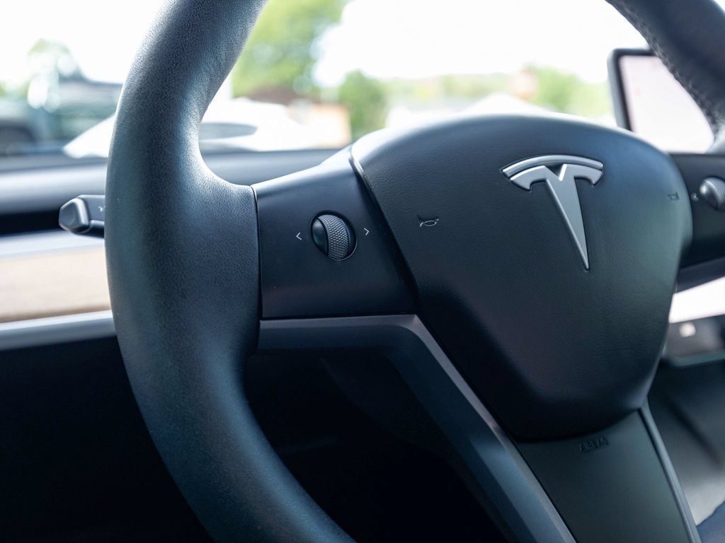 Used 2025 Tesla Model Y Long Range AWD/4WD image 19