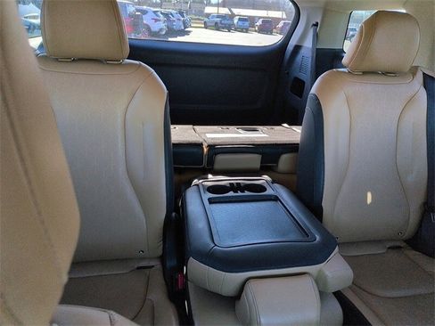 Used 2022 Kia Carnival LX image 10