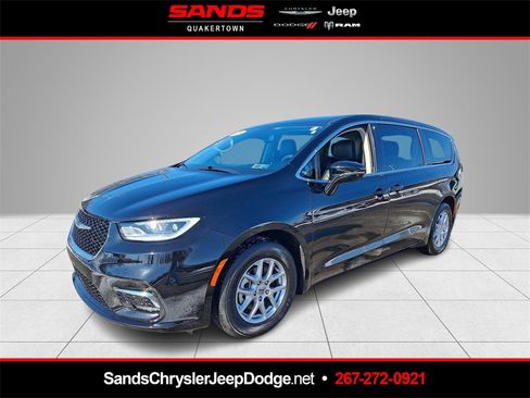 Used 2024 Chrysler Pacifica Touring-L image 1
