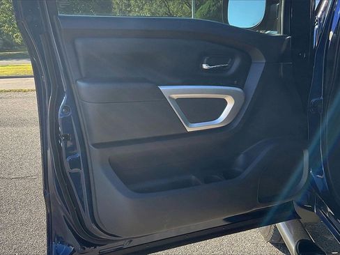 Used 2018 Nissan Titan SV image 22