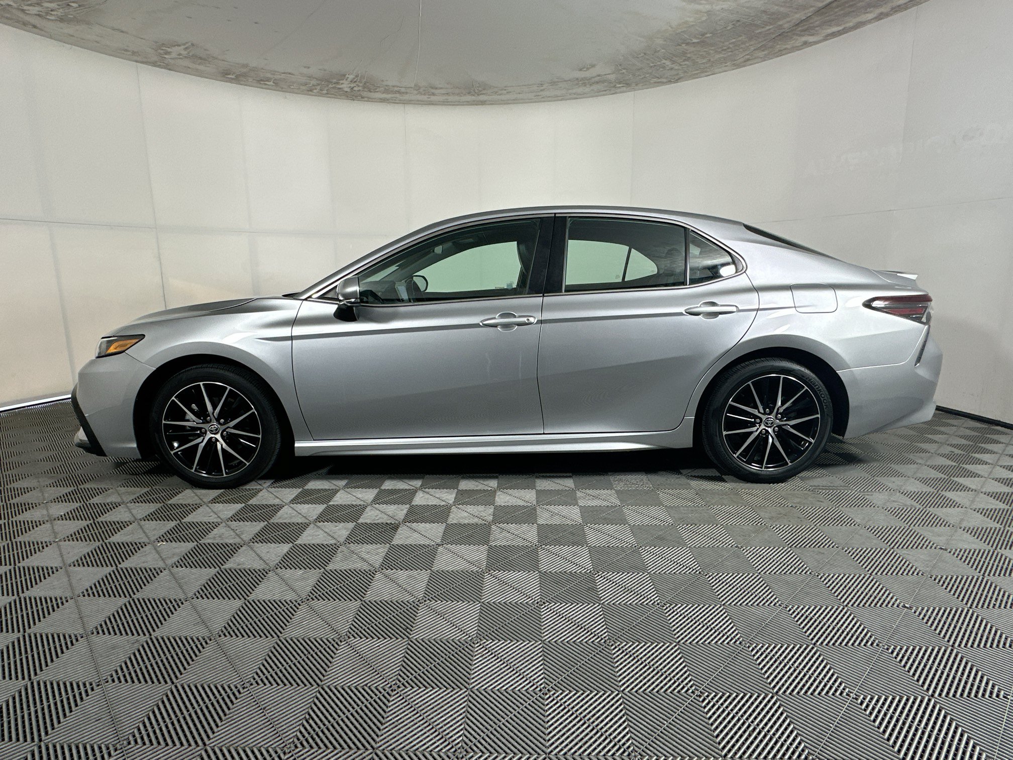 Used 2024 Toyota Camry SE FWD image 6