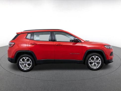 Used 2025 Jeep Compass Latitude AWD/4WD image 8