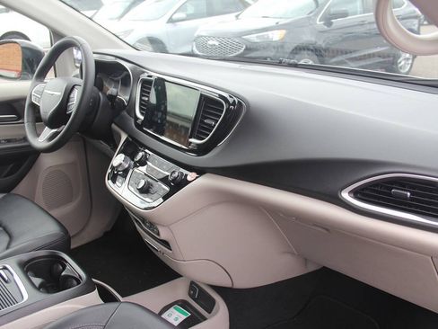 Used 2024 Chrysler Pacifica Touring-L FWD image 29