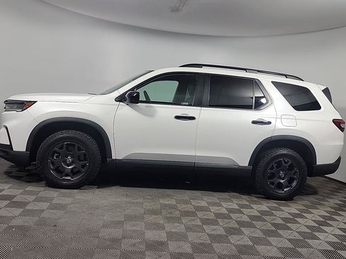 Certified 2025 Honda Pilot TrailSport image 11