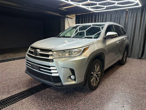 Used 2017 Toyota Highlander XLE AWD/4WD image 3