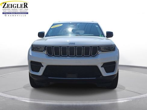 Used 2022 Jeep Grand Cherokee Laredo w/ Luxury Tech Group I AWD/4WD image 2
