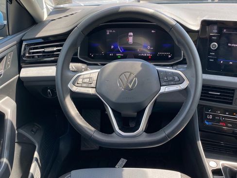 Certified 2025 Volkswagen Jetta SE w/ Sunroof Package image 4