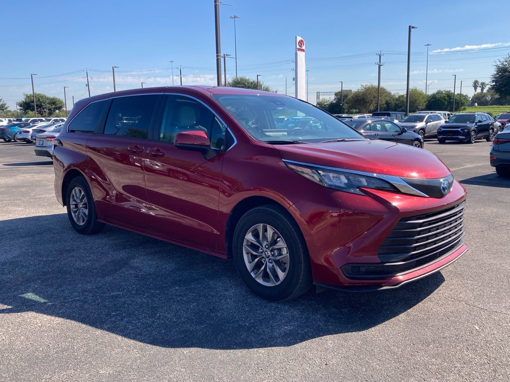 Used 2025 Toyota Sienna LE FWD image 3