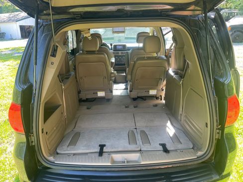 Used 2012 Volkswagen Routan SE FWD image 19