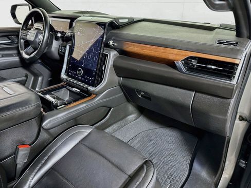 Used 2025 GMC Yukon XL Denali AWD/4WD image 29